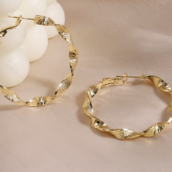 Classic Gold Earring with Timeless Appeal