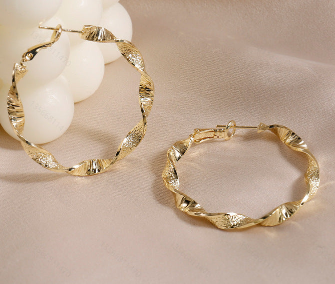 Classic Gold Earring with Timeless Appeal