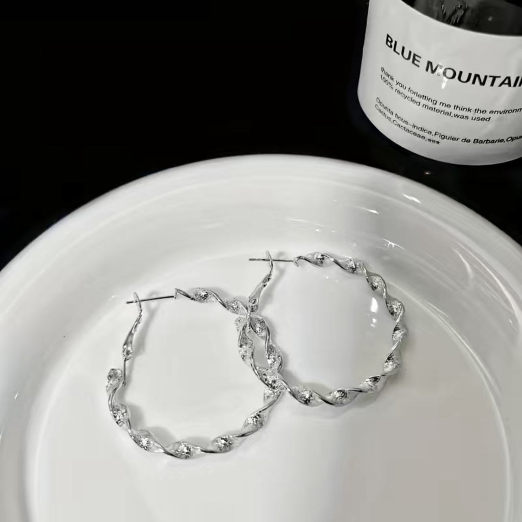 Classic Gold Earring with Timeless Appeal