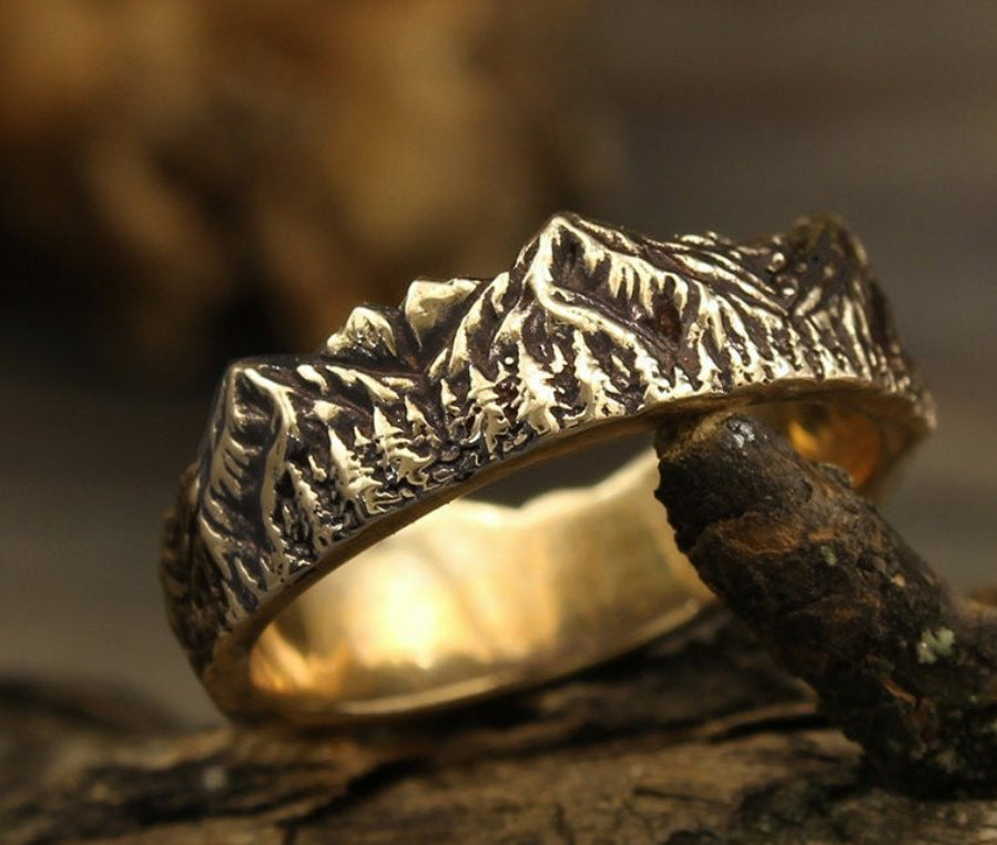 Classic Gold Ring with Timeless Appeal